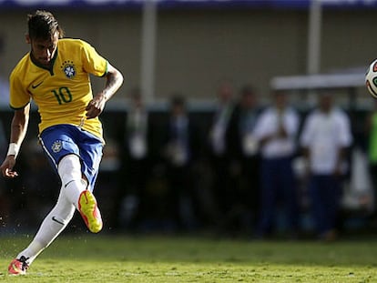 Neymar ejecuta la falta que supuso el primer gol.
