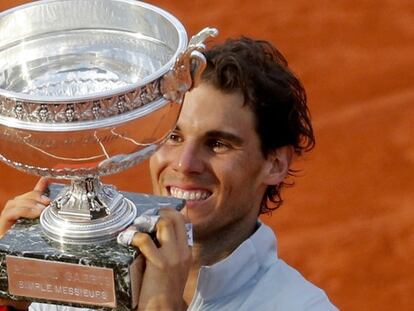 Nadal alza su noveno trofeo de Roland Garros.