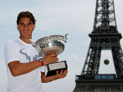 Nadal posa con el trofeo ante la torre Eiffel.