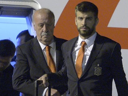 Del Bosque y Piqué, a su llegada a Curitiba (Brasil)