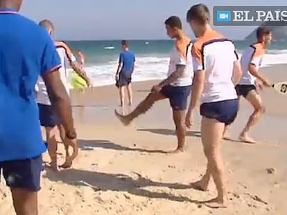 Los jugadores de Holanda hacen toques en la playa de Ipanema.