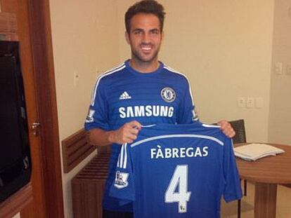 Cesc posa con la camiseta del Chelsea.