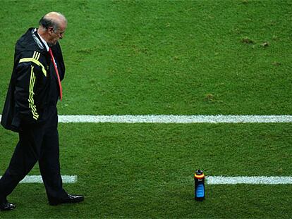 Vicente del Bosque, cabizbajo en la banda.