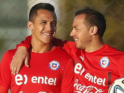 Marcelo Diaz abraza a su compañero Alexis.