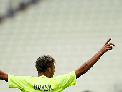 Neymar, durante el entrenamiento en Fortaleza.