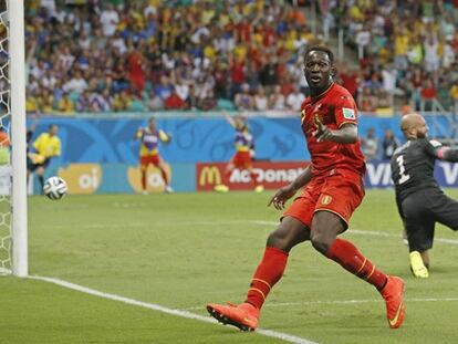 FOTO: Lukaku supera a Howard en el segundo gol de Bélgica. / AFP; VÍDEO: Obama ve por televisión el partido de Estados Unidos contra Bélgica.