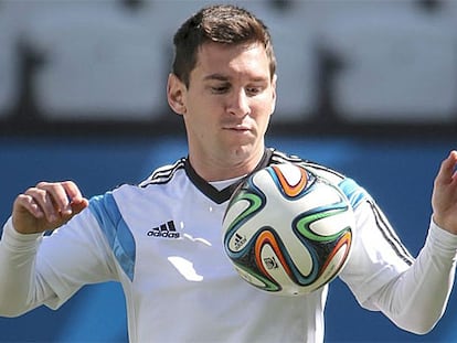 Messi controla el balón en un entrenamiento.