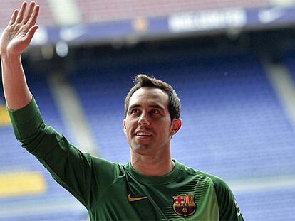 Claudio Bravo saluda al público del Camp Nou.