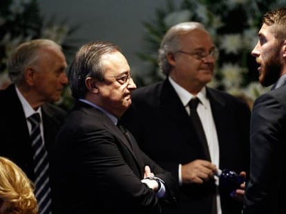 Florentino Pérez y Sergio Ramos en la capilla de Di Stéfano. / Vídeo: Homenaje del Real Madrid a La Saeta Rubia
