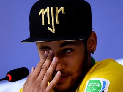 Neymar recuerda lloroso la entrada que le apartó del Mundial.