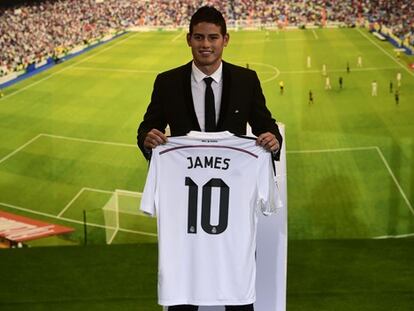 James posa con la camiseta del Madrid