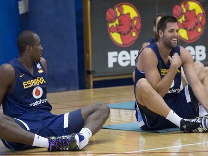 Ibaka y Reyes bromean durante el entrenamiento.