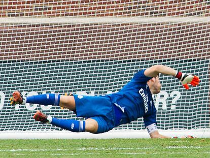 Casillas encaja un gol ante el Manchester United.