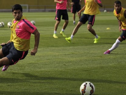 Suárez persigue el balón durante el entrenamiento