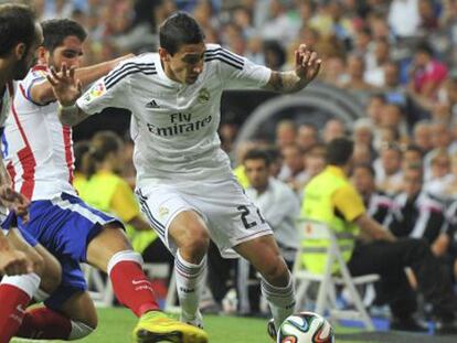 Di María conduce el balón ante Raúl García y Juanfran