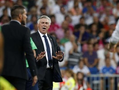 Ancelotti da instrucciones a Gareth Bale durante el partido