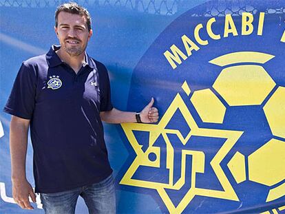 Óscar García, junto al escudo del Maccabi en 2012.