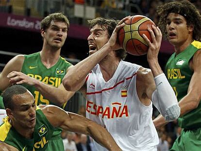 Paul Gasol, rodeado por Neto, Varejao y Splitter en Londres 2012.