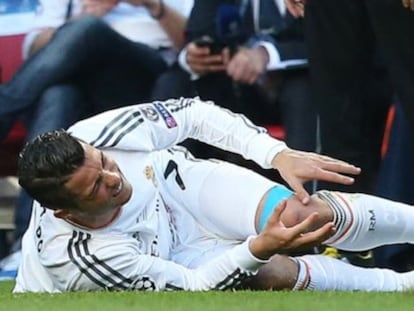 Cristiano se duele de su rodilla dañada.