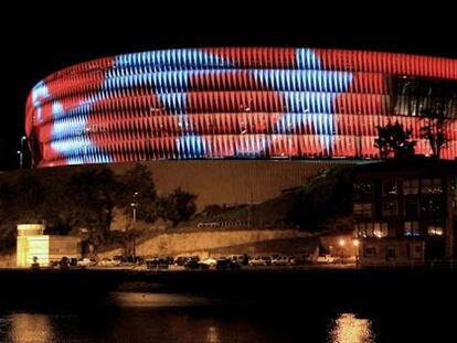 Vista de San Mamés iluminado para la Champions League.