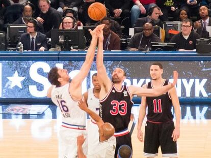 Pau e Marc Gasol, durante o salto inicial da partida.