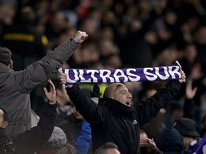 Radicales del Real Madrid animan a su equipo en el Bernabéu durante un partido de la Copa disputado en diciembre de 2013.