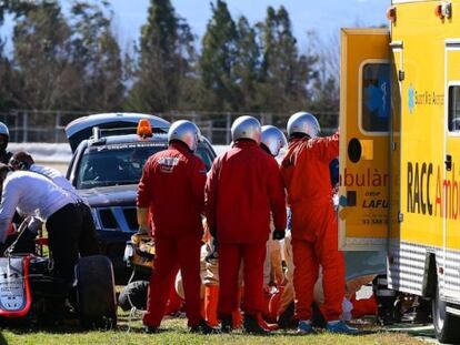 Los médicos de Montmeló asisten a Alonso el día del accidente.