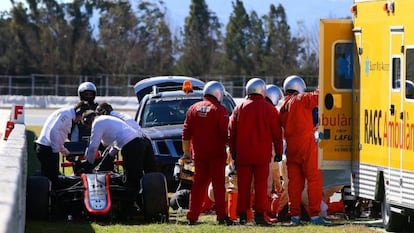 Los médicos de Montmeló asisten a Alonso el día del accidente.