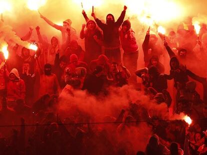 Aficionados del Galatasaray celebran un gol de su equipo durante el derbi de la Superliga de Turquía ante el Fenerbahce. Foto: REUTERS/ Vídeo: ATLAS