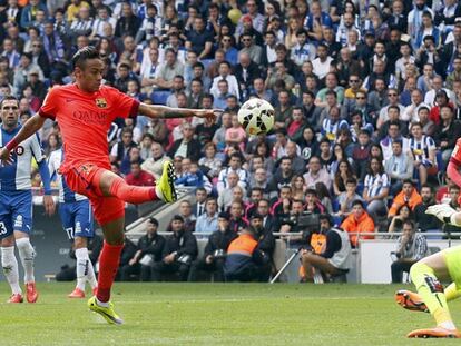 Foto: Neymar marca su gol al Espanyol. / G (REUTERS)