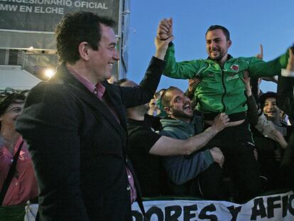 Juan Anguix (izquierda), junto al concejal Daniel Rubio y varios aficionados del Elche. Foto: Joaquín de Haro. Vídeo: ATLAS