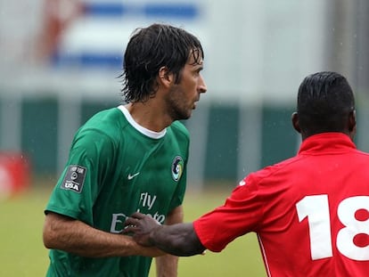 Raúl González, del Cosmos, durante el partido.