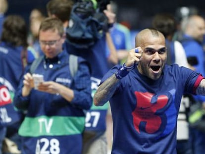 Dani Alves, en la celebración de la Champions. / Frank Augstein (AP)