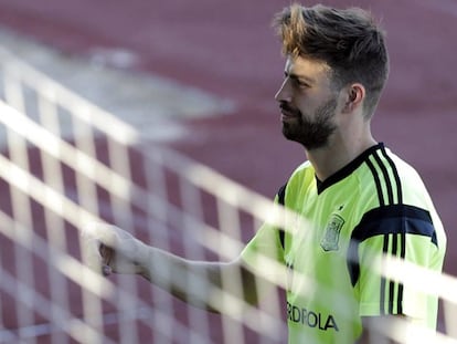 Piqué se acerca a los aficionados. Foto:EFE/ Vídeo: ATLAS