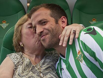 Van der Vaart desata la pasión en su presentación como jugador del Betis