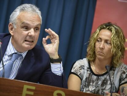 Escañuela y Gala León, durante la rueda de prensa.