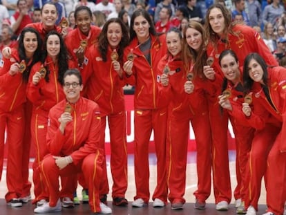 Las jugadoras, con la medalla de Bronce. Foto: FEB/ Vídeo: ATLAS