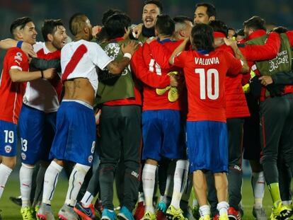 Jogadores do Chile comemoram a classificação para a final.