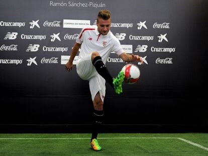 Immbile juega con el balón durante su presentación con el Sevilla. Foto: Cristina Quicler (AFP) / Vídeo: ATLAS