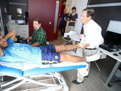 Suárez, durante la revisión médica. Foto: MIGUEL RUIZ (FCB)/ Vídeo: ATLAS