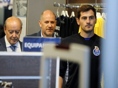 Casillas, en la tienda del Oporto. Foto: P. Duarte (AP) / Vídeo: ATLAS
