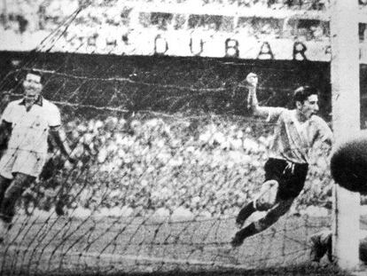 Ghiggia marca contra o Brasil na final de 1950.