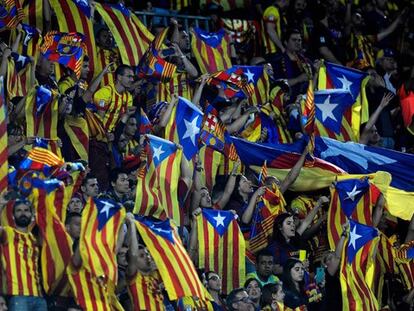 Hinchas del Barça exhiben banderas independentistas.