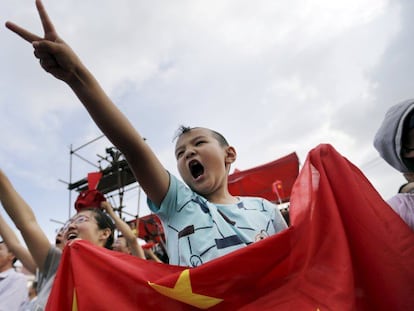 Un niño celebra el triunfo de Pekín en Zhangjiakou.