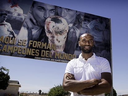 Kanouté posa en la ciudad deportiva del Sevilla.