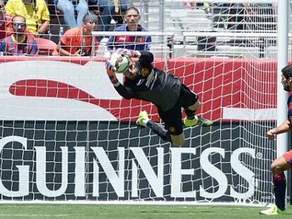 David de Gea para un remate de Luis Suárez en un amistoso de este verano.