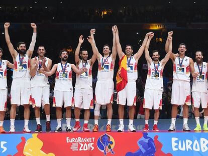 Los jugadores de España celebran el oro sobre el podio.