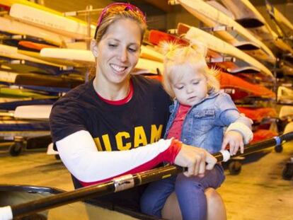 Teresa Portela con su hija Naira en Pontevedra.