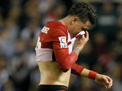 Giménez, cabizbajo durante el partido. Foto: EFE/ Vídeo: ATLAS