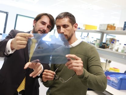 Cristóbal Belda, a la izquierda, y Eduardo López-Collazo, en el laboratorio de La Paz, en Madrid. Foto: LUIS SEVILLANO. Vïdeo: Á. de la Rúa y A. Nieto